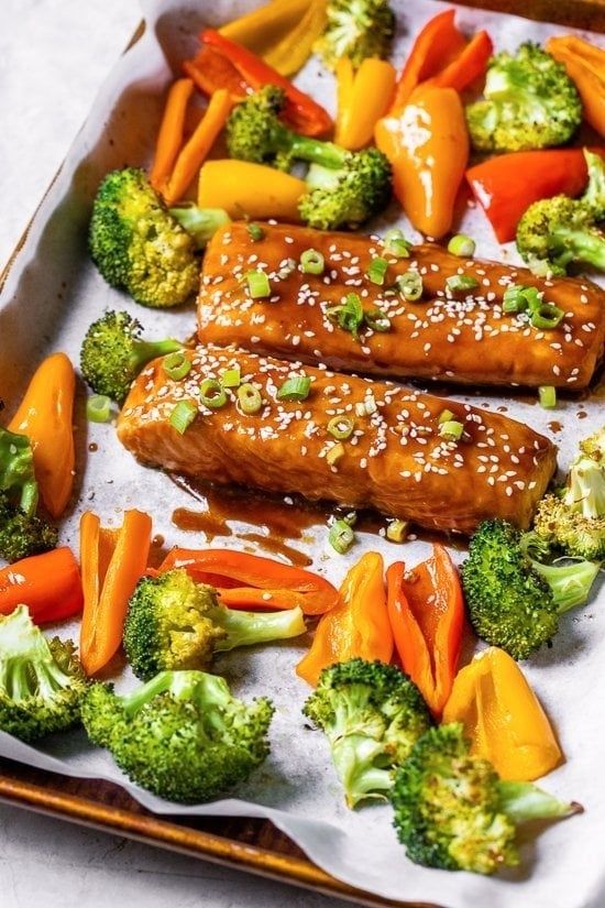 Uunipellillä paahdettua lohta, parsakaalia ja värikkäitä kasviksia